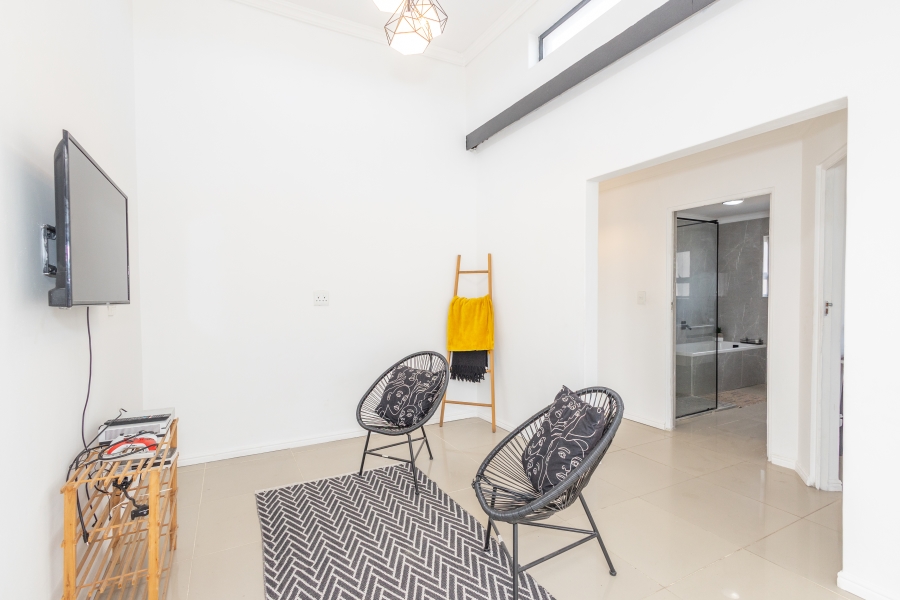 6 Bedroom Property for Sale in Jakarandas Western Cape